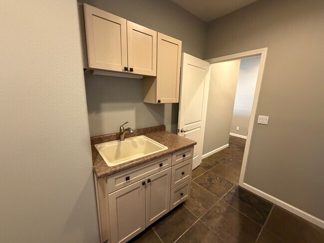 Building Photo - 1199 Manzanita Ln