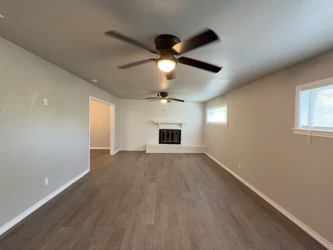 Building Photo - 3316 Shorewood Dr