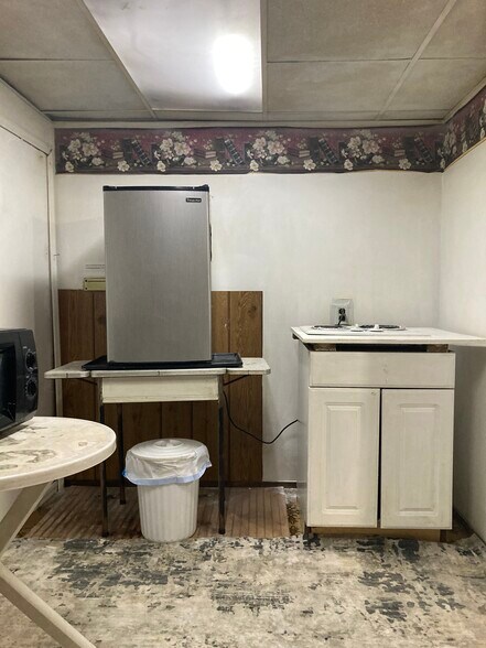 Kitchenette - 764 Lenore Ln