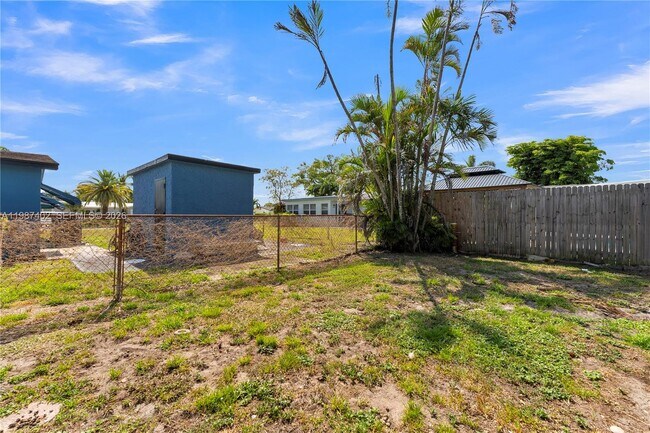 Building Photo - 6924 NW 8th Ct