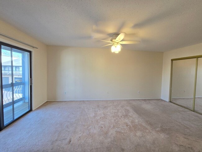 Building Photo - Spacious, freshly painted end-unit townhou...