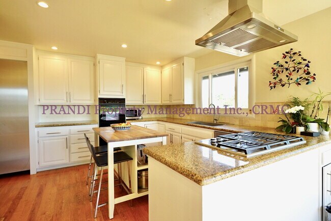 Building Photo - Spacious Greenbrae View Home with Privacy ...
