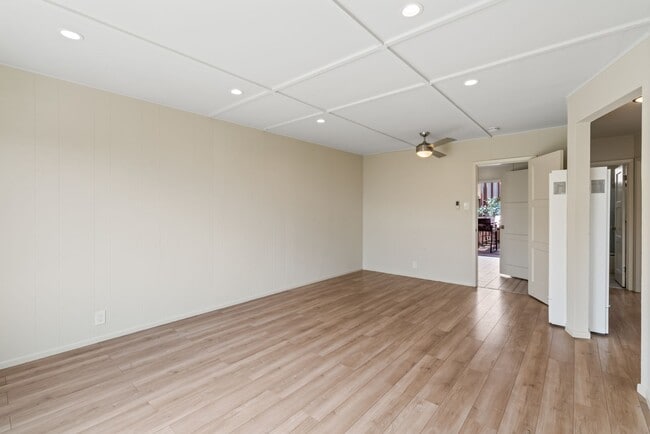 Building Photo - Cute, Comfortable and Convenient Apartment...