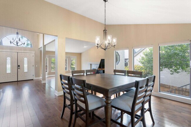 Building Photo - Gorgeous Executive Level Home 4 beds 3 baths close to hospitals and courthouse