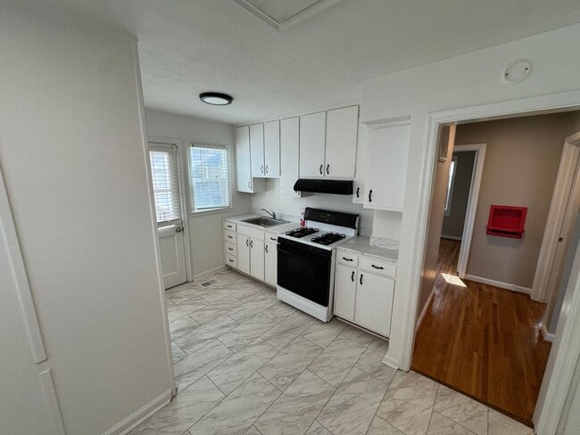 Building Photo - Cute 2 Bedroom Home Near UofL