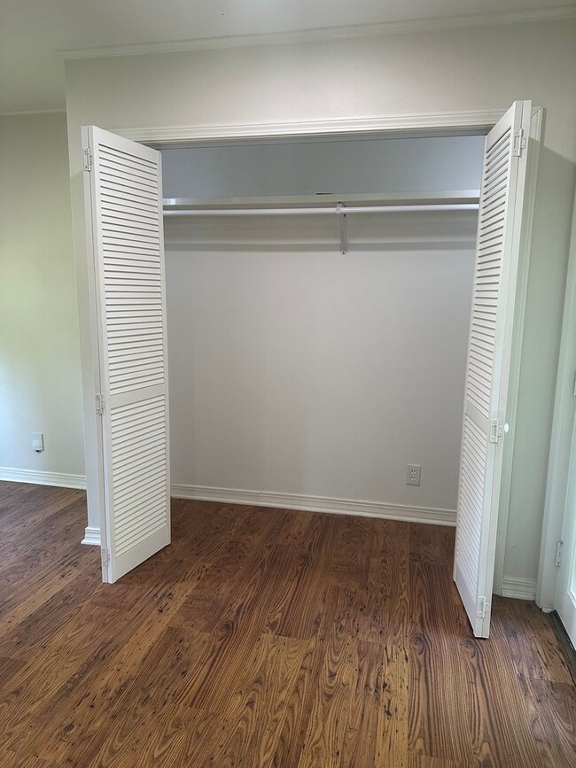 Building Photo - Gorgeous 3 Bedroom South Highland Home wit...