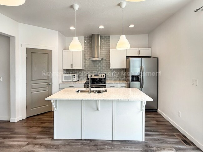 Building Photo - 2115 W Bella Ln