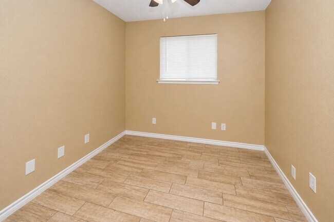 Building Photo - 2213 Dickens Dr