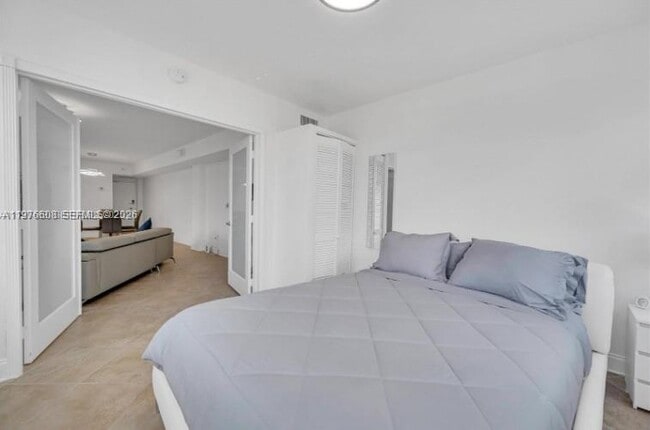 Building Photo - 999 Brickell Bay Dr