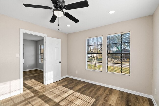 Building Photo - SPACIOUS TWO BEDROOM TWO BATH HOUSE!