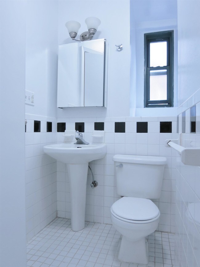 Building Photo - 154 E 79th St