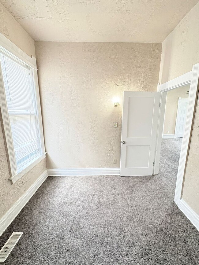 Building Photo - 837 Avondale Ave