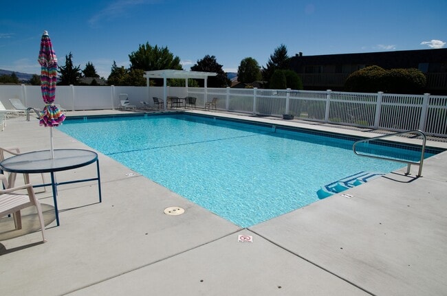 Building Photo - Now renting 2 bedroom 1.5 bathrooms Condo at Castlerock