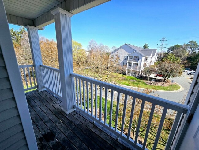 Building Photo - NEW LISTING: Stunning 3 Bed, 2 Bath Condo in Burlington!