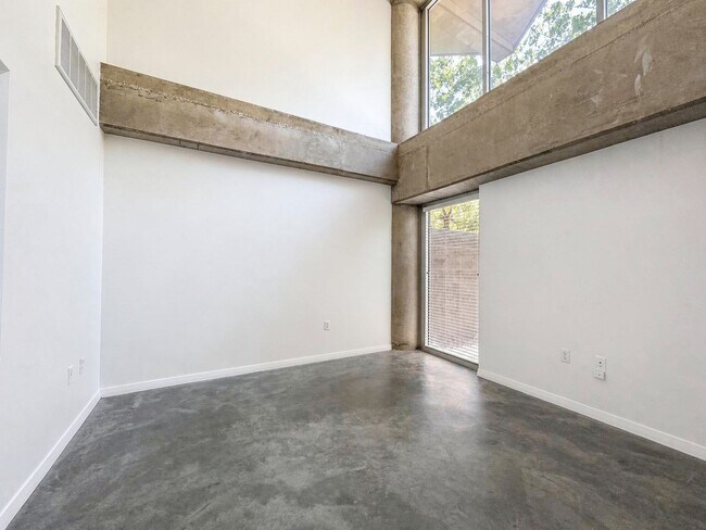 Building Photo - Modern Condo in The Cedars, Dallas with Private Patio | Available for Lease!