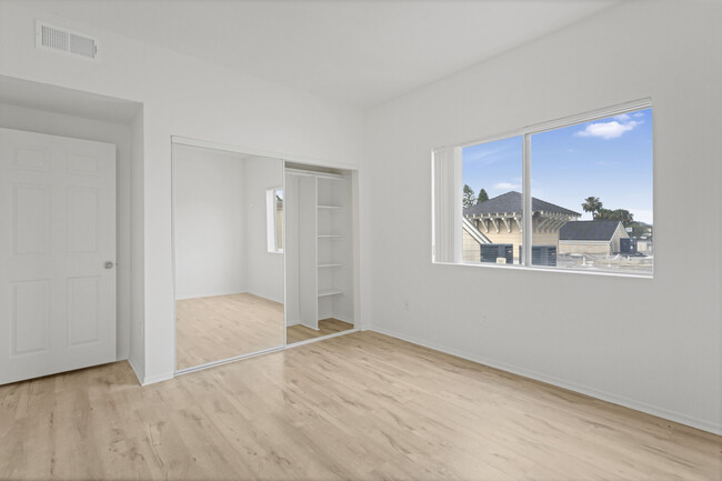 Building Photo - 10823 Hortense St