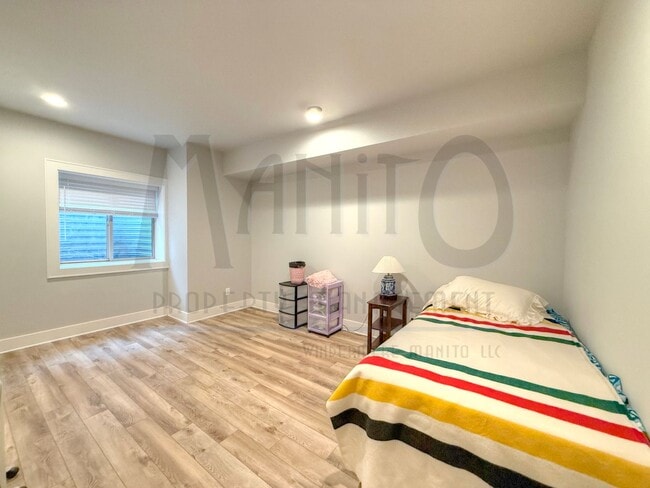 Building Photo - Spacious South Hill Home