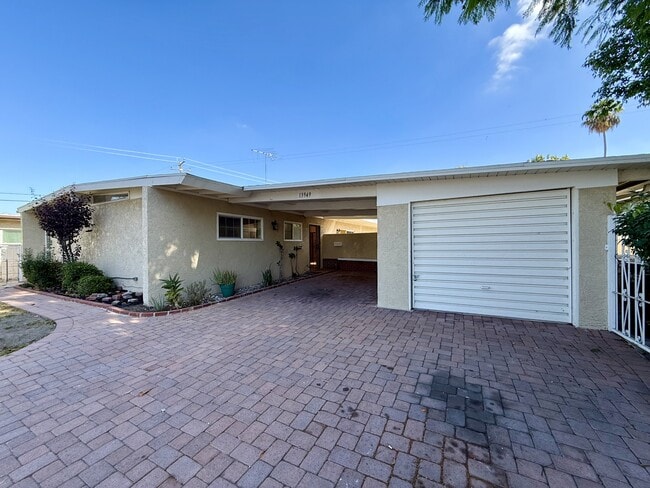 Building Photo - 13949 Oval Dr