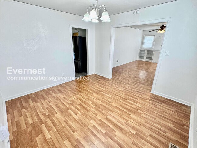 Building Photo - 2 Bed/1 Bath Home with Garage / Pet-Friendly / Available Now!