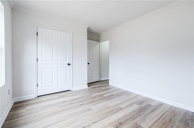 Building Photo - 5195 Hillcrest Glenn Dr