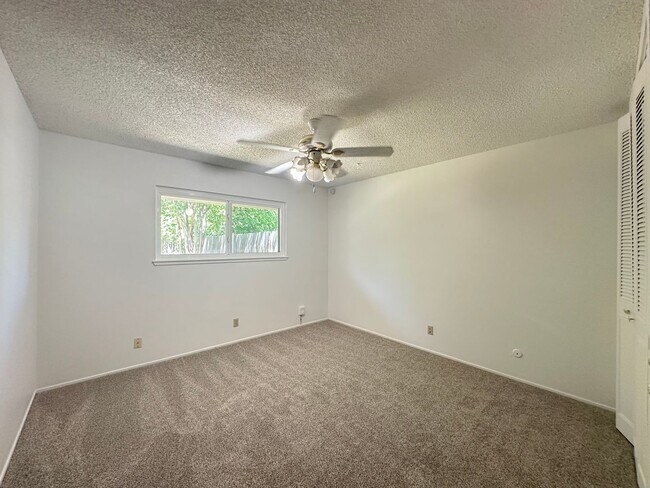 Building Photo - Two Bedroom in Great Location!