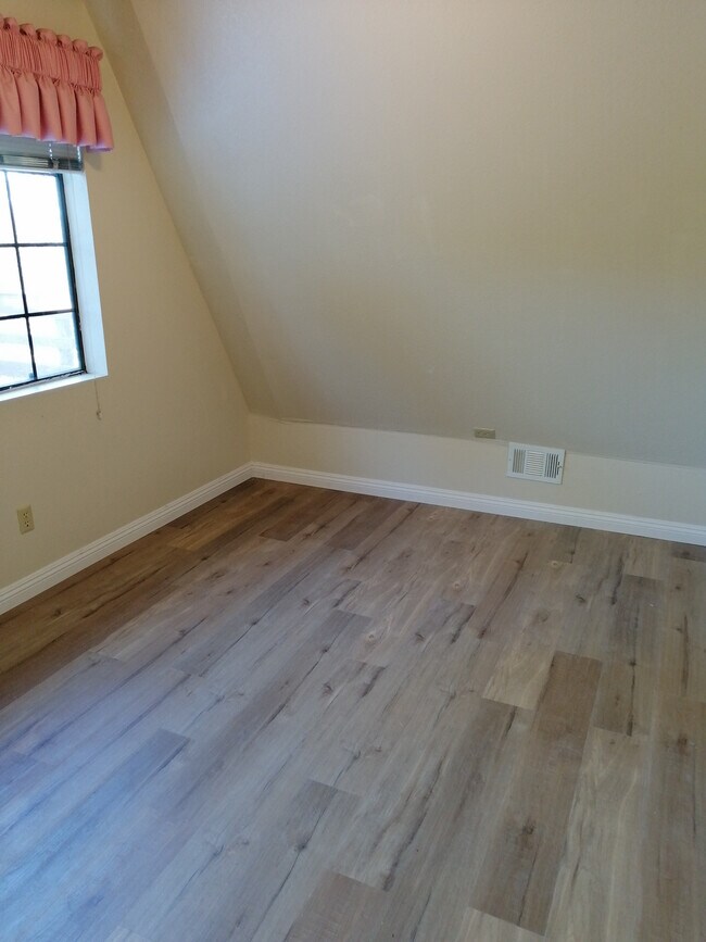 Building Photo - 594 Rose Ln