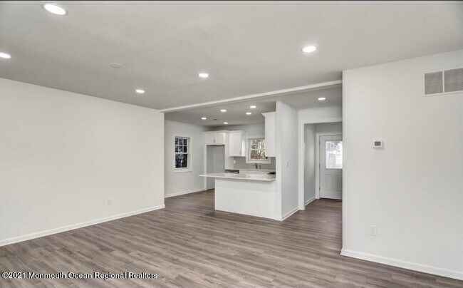 Building Photo - 8 Ravine Dr