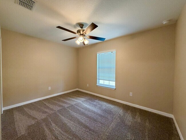 Building Photo - Desirable SE Neighborhood - 3/2/2 Silver Spring Shores **Available NOW**