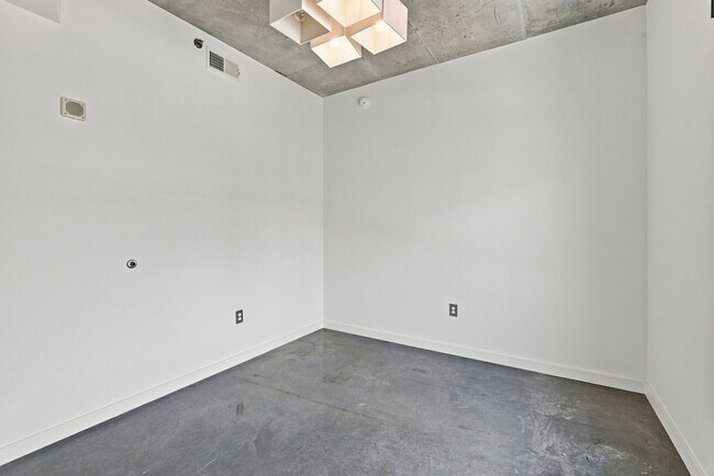 Building Photo - 600 12th Ave S