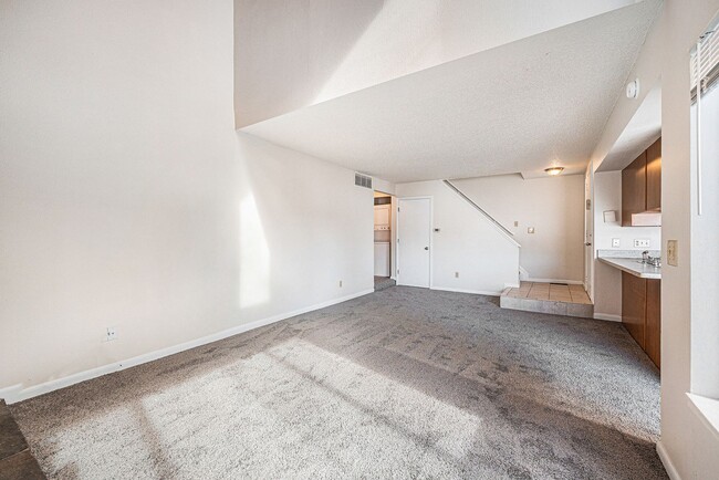 Building Photo - 2 Bedroom 2 Bathroom Townhome in Central A...