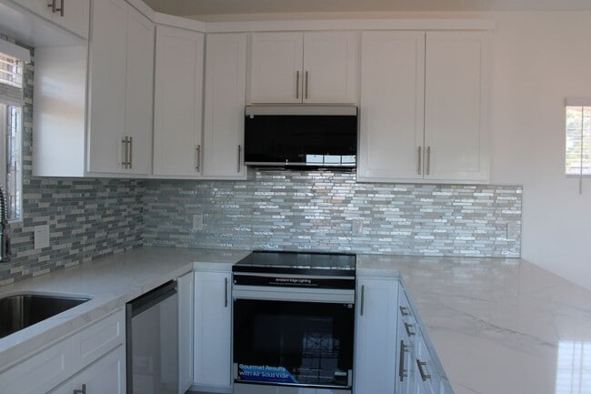 Building Photo - 2 Bedroom, 1 Bathroom Apartment