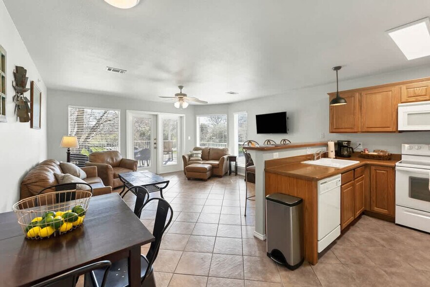 Building Photo - 730 E Mather St