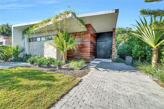 Building Photo - 34 SW 26th Rd