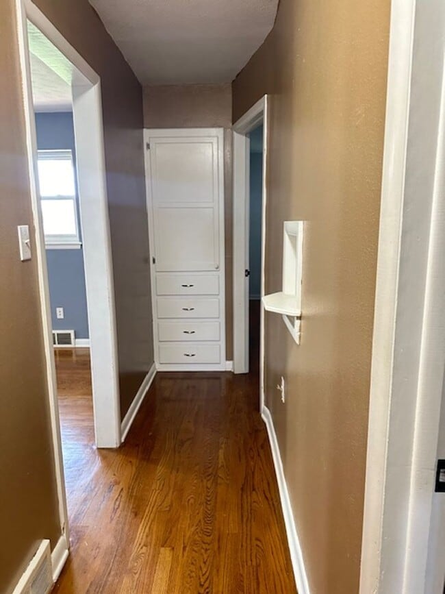 Building Photo - Harwood Floors - Granite Countertops - Mid...