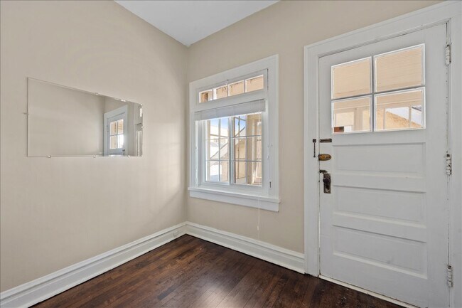 Building Photo - 913 Green Bay Rd