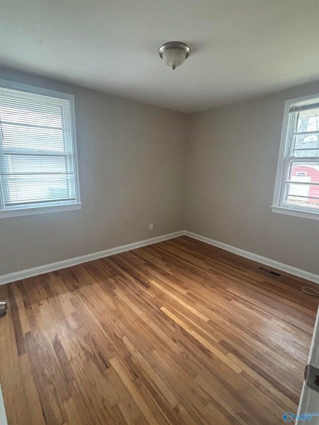 Building Photo - 2204 Bide a Wee Dr NE