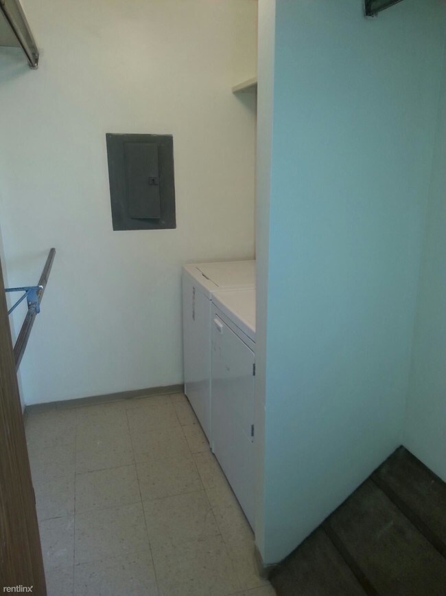 Building Photo - 1 br, 1 bath 4plex - 725 Moull St 715 d