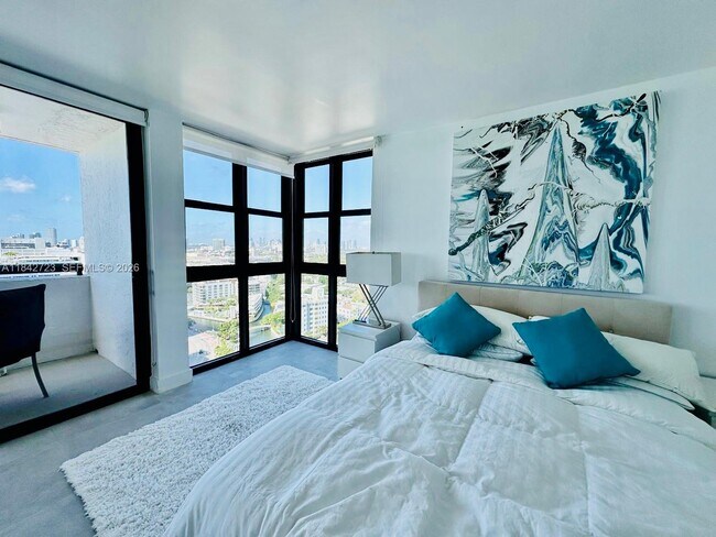 Building Photo - 2555 Collins Ave