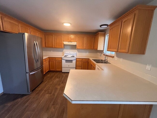Building Photo - Spacious 3 Bedroom 2 bathroom Duplex
