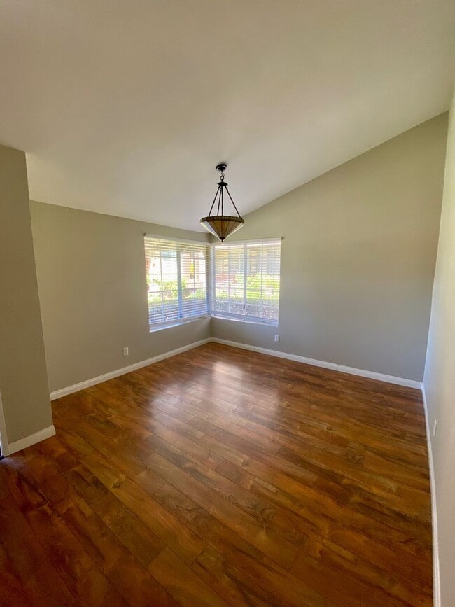 Building Photo - East Ventura - Three bedroom Townhome in R...