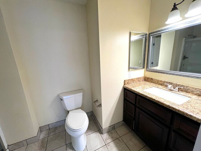 Building Photo - SPACIOUS 2bed/2bath CONDO ON FIRST FLOOR