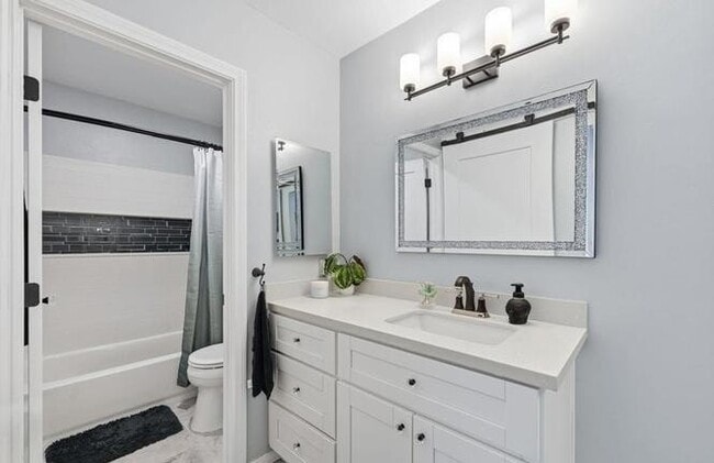 Building Photo - 744 Eastshore Terrace