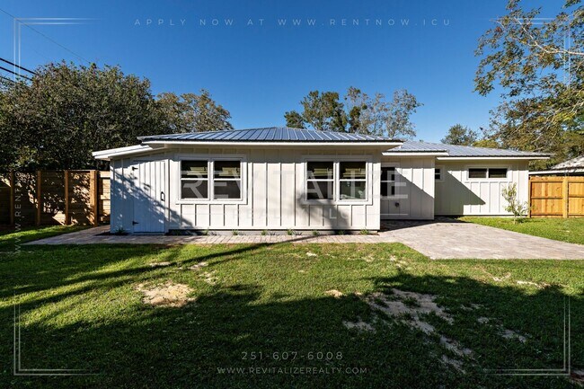Building Photo - Perfect 3 Bd / 2 Ba Olde Towne Daphne Home!