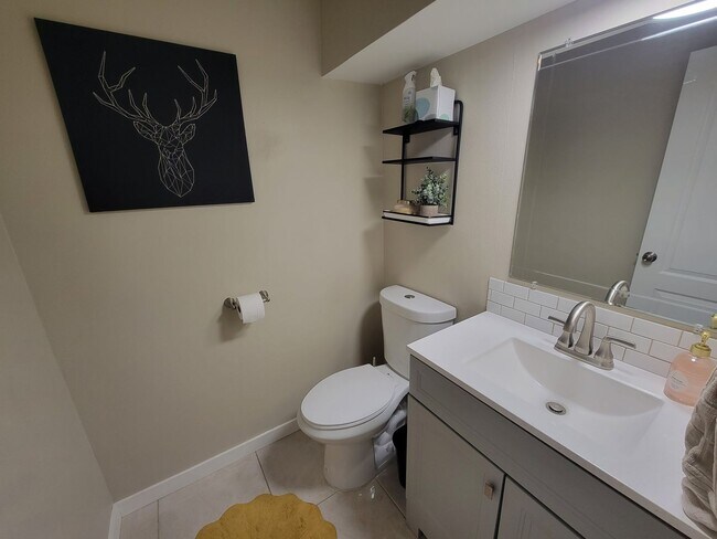 Building Photo - Newly Renovated Townhouse - Pet Friendly!!