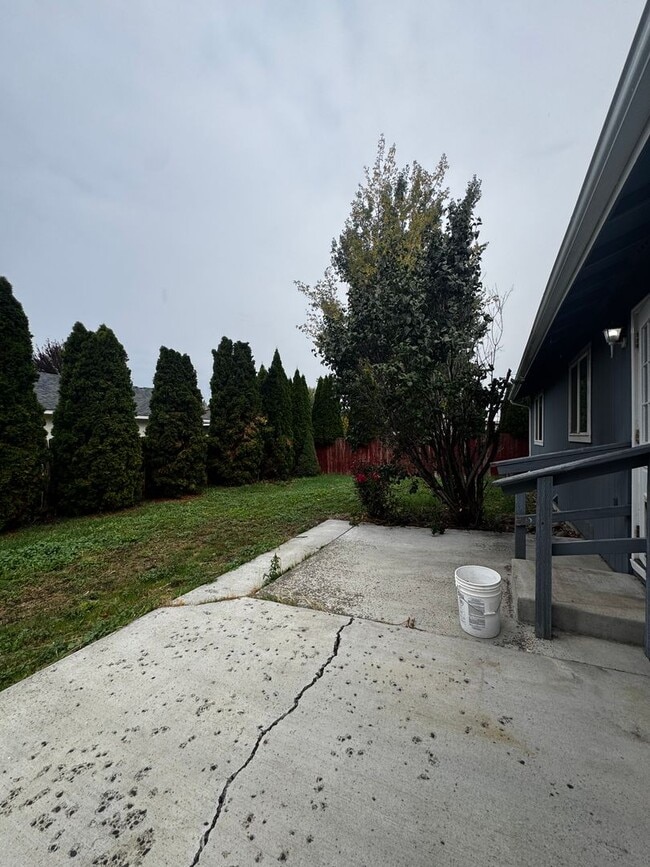 Building Photo - 2203 N Abbey Glen Ct