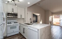 Building Photo - Upper Level 3 Bedroom, 2 Bath Condo!