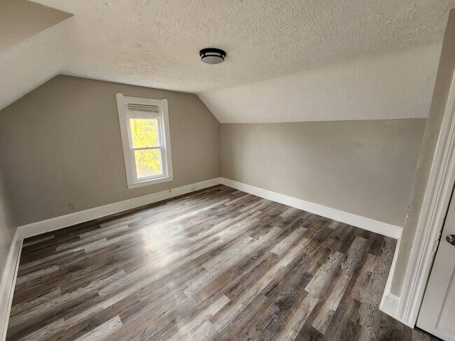 Building Photo - Charming 4-Bedroom Property in Prime Location (SECTION 8 VOUCHERS ACCEPTED)