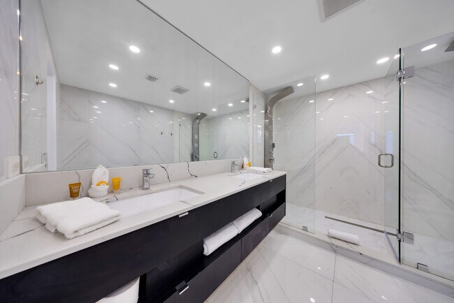 Building Photo - 1717 N Bayshore Dr