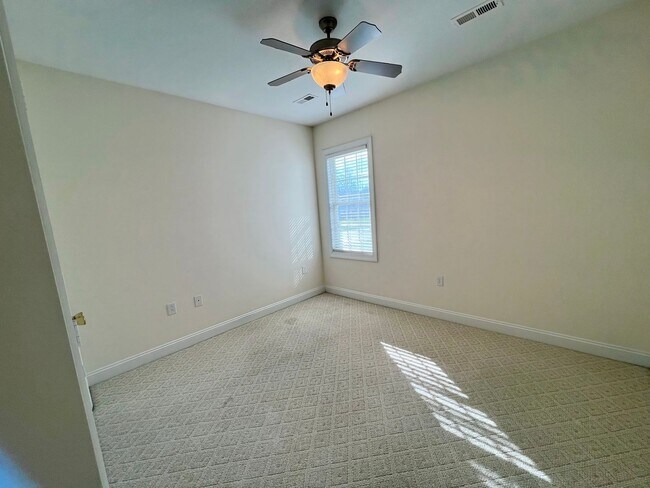 Building Photo - 2 Bedroom Townhouse in Campbell County