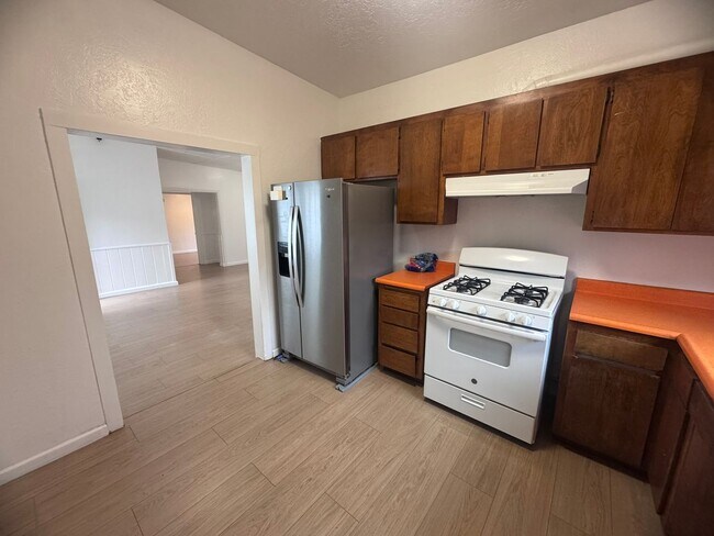 Building Photo - New Flooring & Paint!